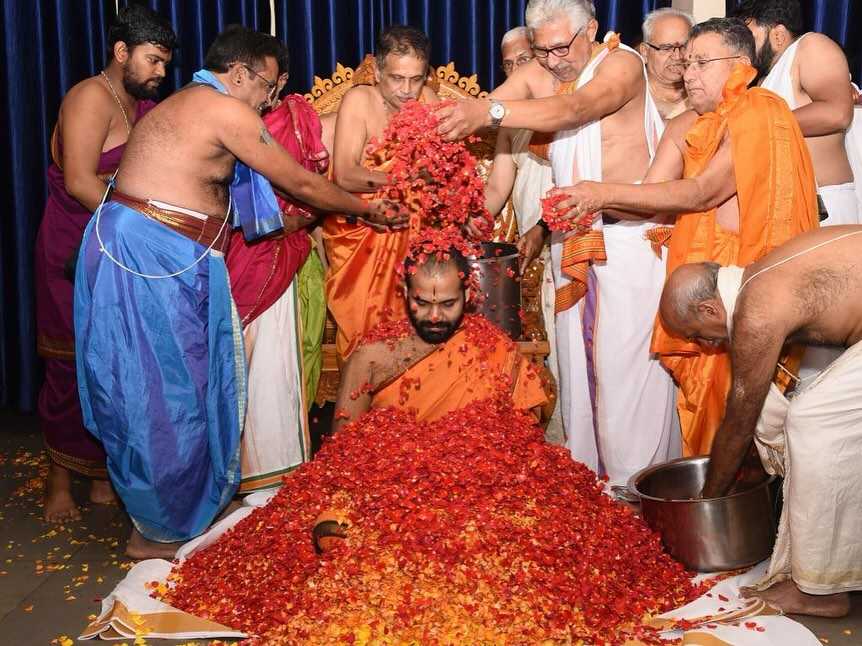 Koteshwara Magane in Tumkur conducted Guruvandane.