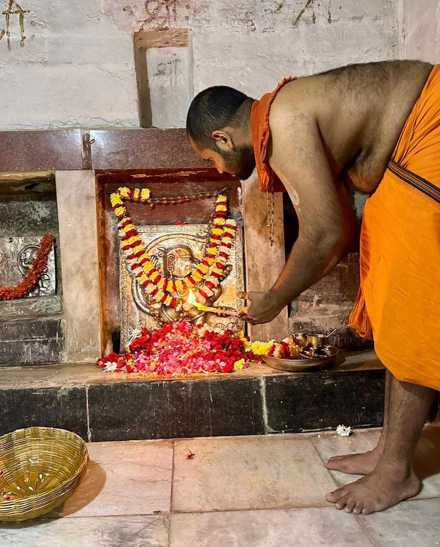 Worship by Sri Vishwallabha Tirtha in the abode of Sri Mukhaprana and Jagannath Dasa